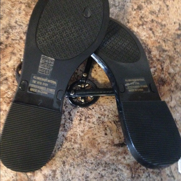 Black Tory Burch sandal w gold TB initials - Picture 2 of 2